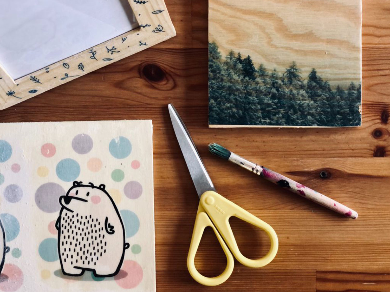 Scissors and printed pieces of wood made with the transfer technique